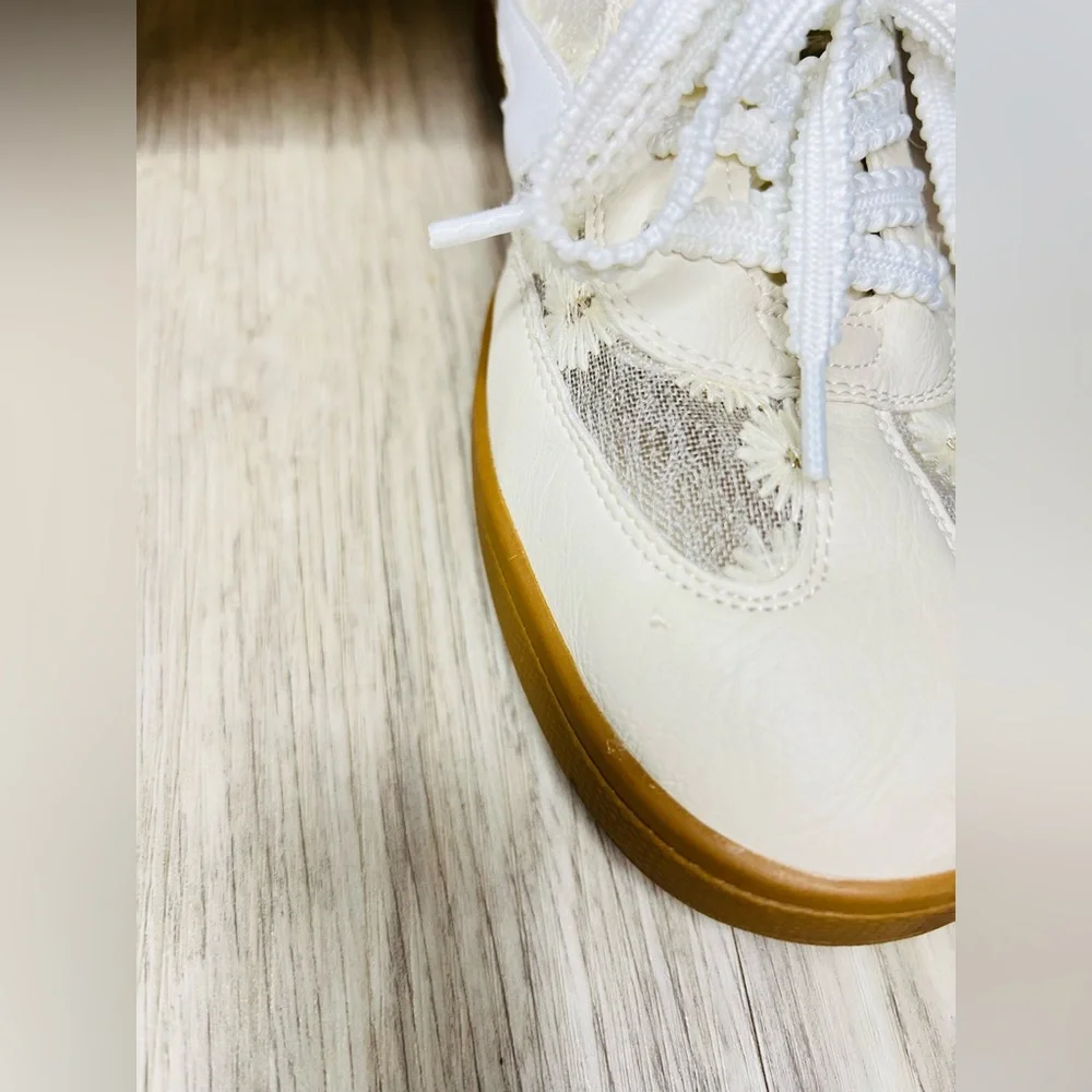 DV By Dolce Vita Voyage Ivory Lace Lace-Up Sneakers Sz 10